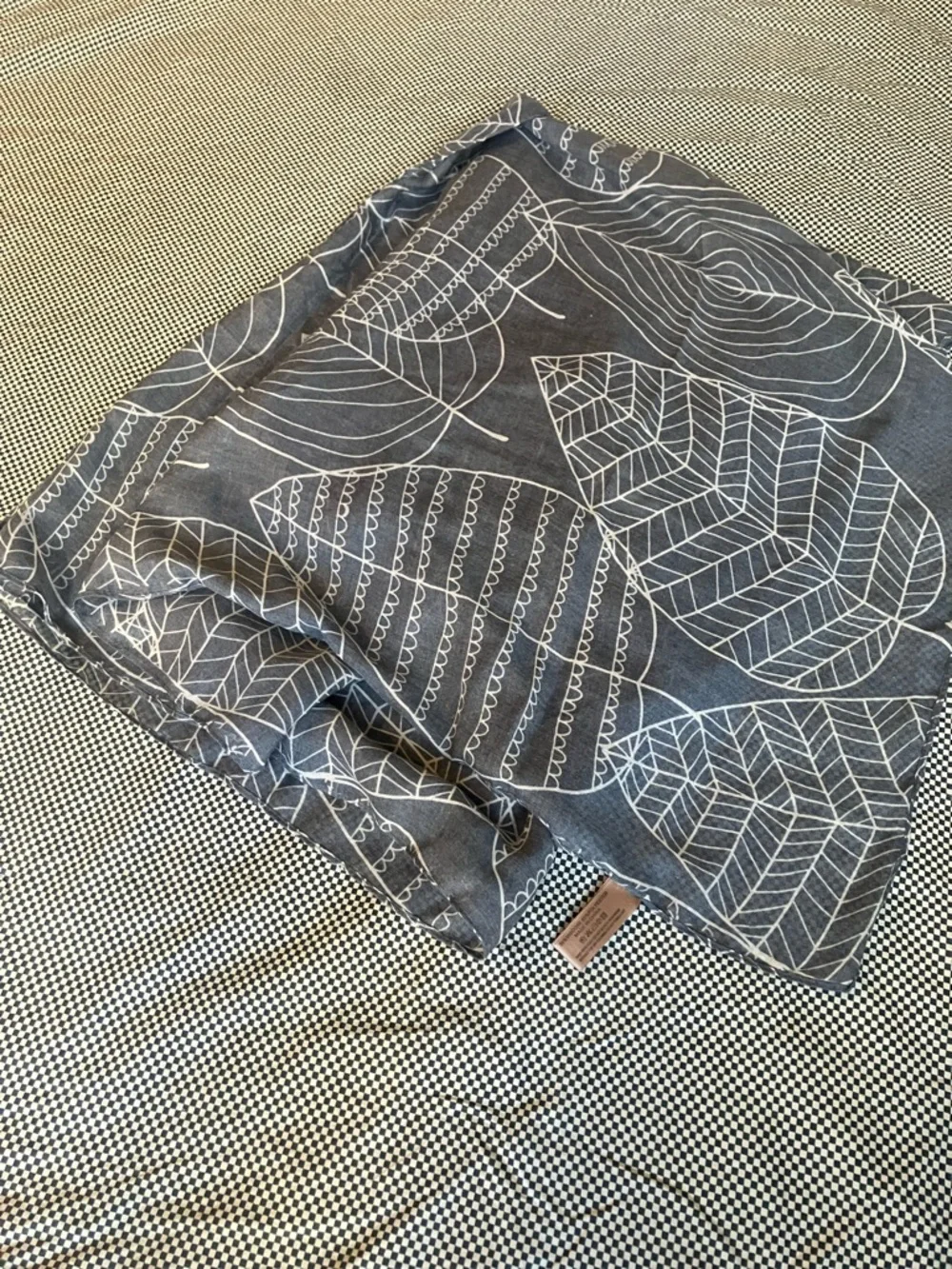4/$20 Anthropologie London Charcoal Grey Botanical Leaf Print Scarf Sheer